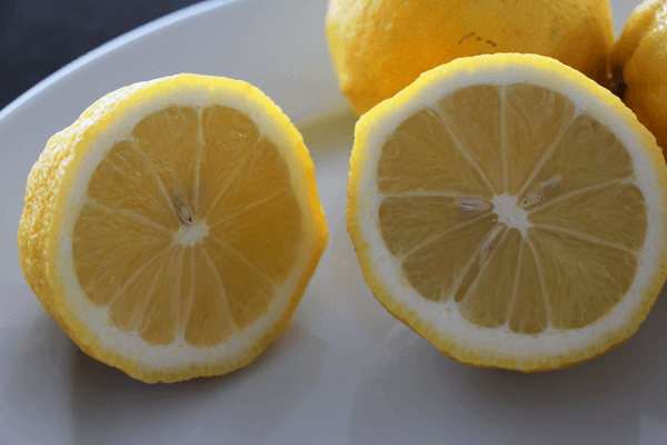Clean_Eating_Natuerliches_Zitronenaroma_Zitronen_aufgeschnitten